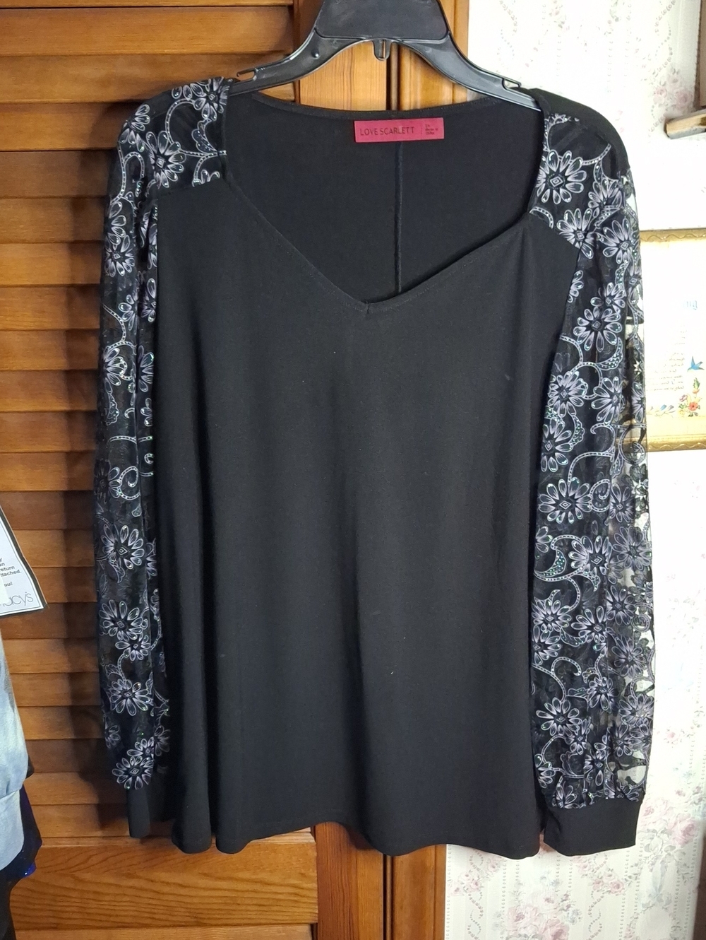 Scarlett Black V-Neck Top with Floral Sheer Lace Sleeves 2X Preloved